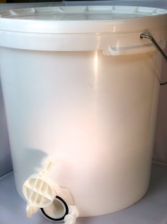 25KG Plastic bucket with lid and fitted valve